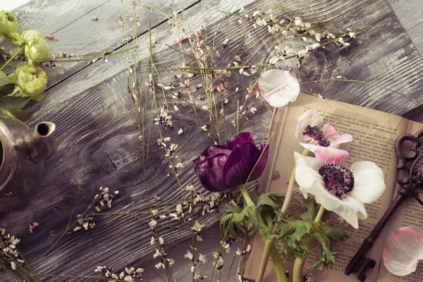 Bukiet Kwiatów Zawilce Martwa Prosty Wiosna Nad Podłoże Drewniane — Zdjęcie stockowe
