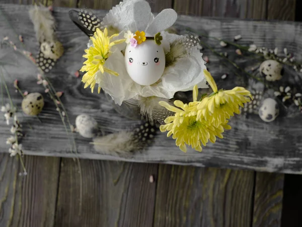 Пасхальная открытка, праздничный фон с яичной скорлупой кролика — стоковое фото