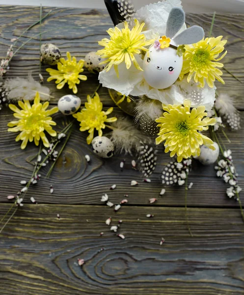 Пасхальная открытка, праздничный фон с яичной скорлупой кролика — стоковое фото