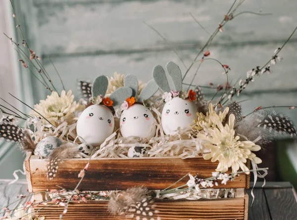 Osterhintergrund, hausgemachte Eierschalen-Hasen und gelber Chrysant — Stockfoto