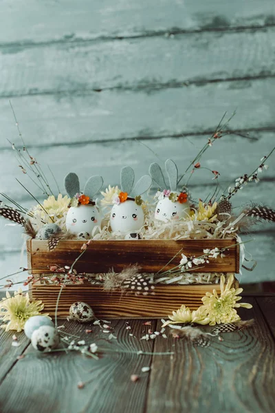 Fond de Pâques, lapins coquille d'oeuf maison et chrysant jaune — Photo