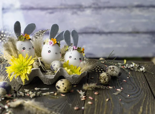 Fond de Pâques, coquilles d'oeuf maison lapins et jaune chrysan — Photo