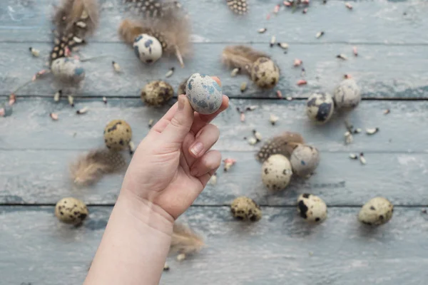 Fond de Pâques, les mains des petits enfants tiennent des œufs de caille — Photo