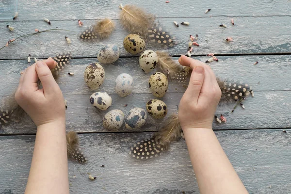 Fond de Pâques, les mains des petits enfants tiennent des œufs de caille — Photo