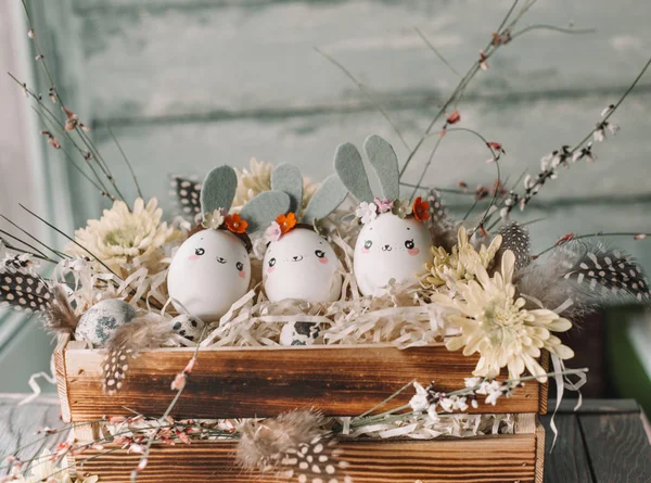 Húsvéti háttér, a házi tojáshéj nyuszik és a sárga chrysant — Stock Fotó