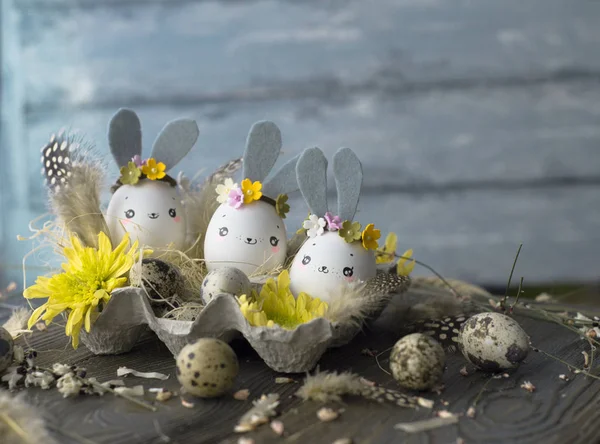 Húsvéti háttér, házi tojáshéj nyulak és sárga chrysan — Stock Fotó