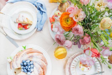 Üst üste pasta masa çiçek aranjmanı