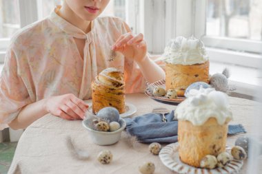 Beatiful kadın elleri ve paskalya pastası