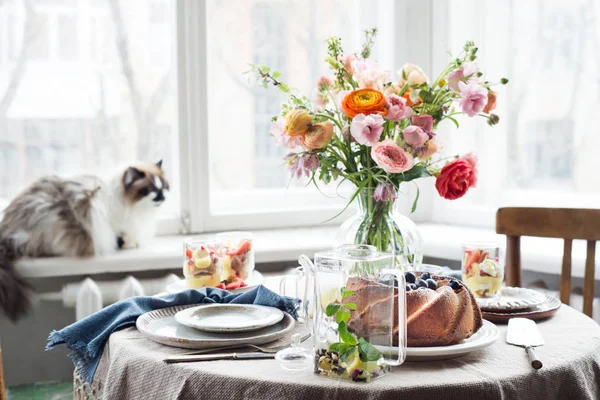 Torta, Pasticceria con mirtilli disposti su tavola con fiori — Foto Stock