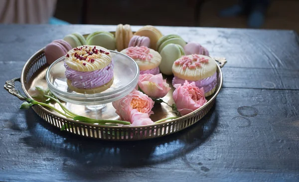 Makaroner, dessert tallrik på träbord — Stockfoto