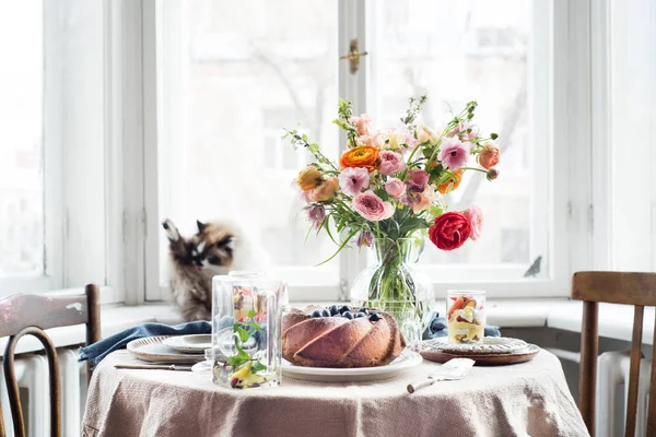Torta, Pasticceria con mirtilli disposti su tavola con fiori — Foto Stock