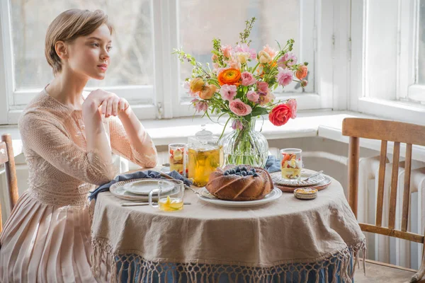 Чай час, жінка руками тримає чай горщик, квіти і торт — стокове фото