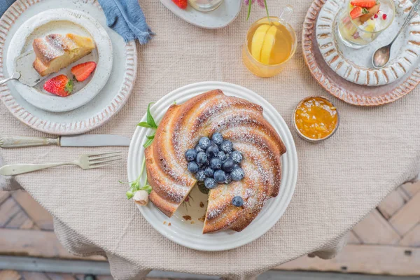 蛋糕，糕点与蓝莓安排在桌子上 — 图库照片