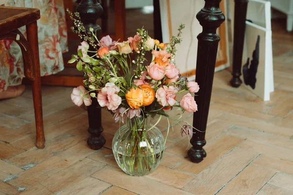 Ramo de flores en el suelo sobre el interior vintage —  Fotos de Stock