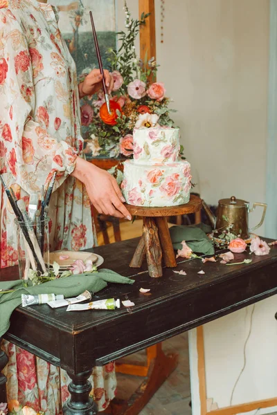 Czas na herbatę, kobieta ręce trzyma herbatę doniczkę, kwiaty i ciasto — Zdjęcie stockowe