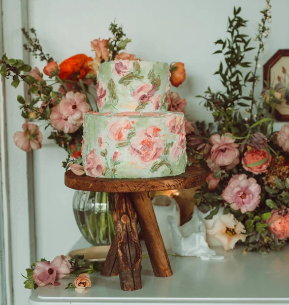Ciasto na drewnianej podstawki z kwiatami — Zdjęcie stockowe