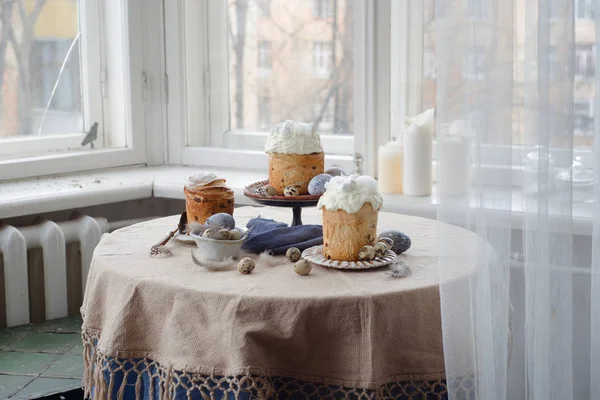 Пасхальные торты на столе над окном — стоковое фото