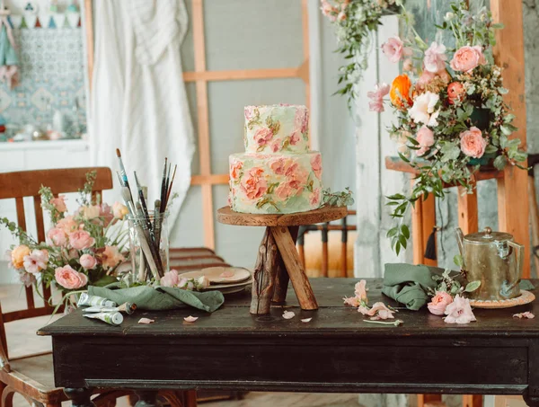 Çiçek ve boya tüpleri ile ahşap standı üzerinde Kek