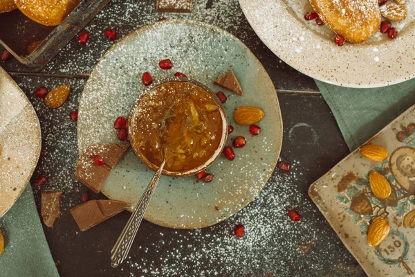 Cookie-k az asztal felülnézetben — Stock Fotó