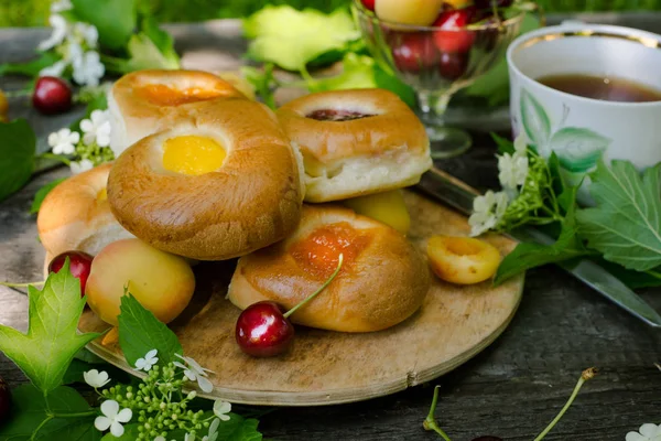 Cuisson au four avec remplissage de fruits sur fond rustique en bois avec cherr — Photo