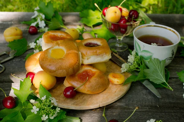 Çetinkaya ile ahşap rustik arka plan üzerinde meyve dolum ile pişirme — Stok fotoğraf
