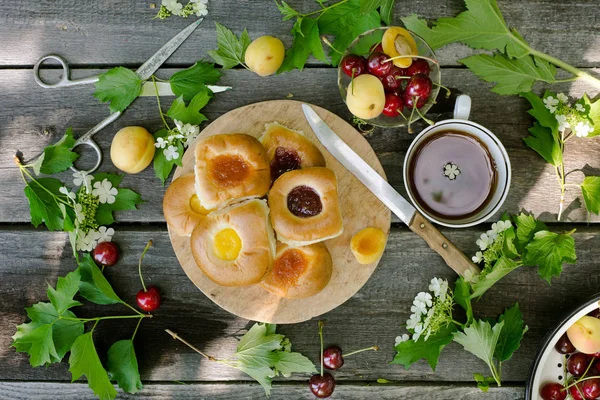 Hornear con relleno de fruta sobre fondo rústico de madera con cherr — Foto de Stock