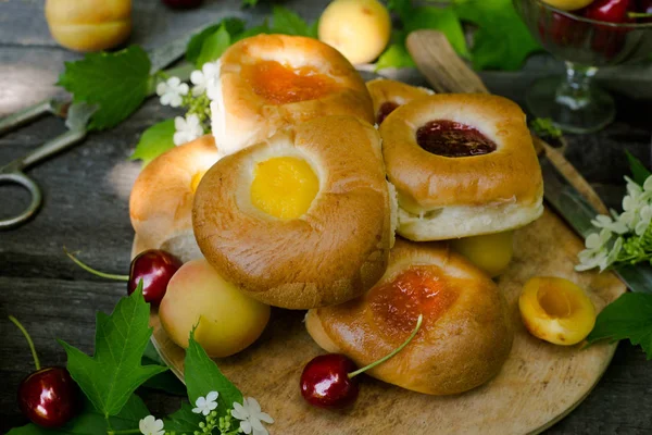 Cottura con ripieno di frutta su sfondo rustico in legno con ciliegia — Foto Stock