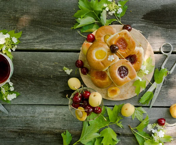 Hornear con relleno de fruta sobre fondo rústico de madera con cherr — Foto de Stock