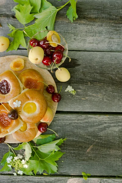 Bakning med frukt fyllning över trä rustik bakgrund med cherr — Stockfoto