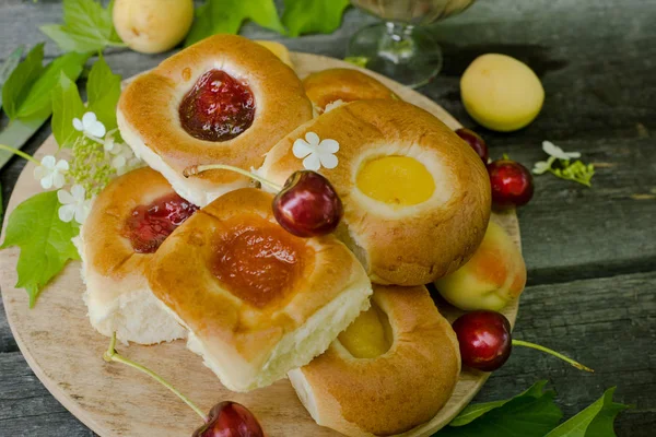 Hornear con relleno de fruta sobre fondo rústico de madera con cherr — Foto de Stock