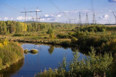 Manzaralı rengarenk sonbaharda yüksek voltaj direkleri
