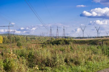 Manzaralı rengarenk sonbaharda yüksek voltaj direkleri