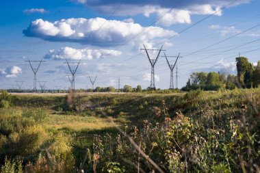 Manzaralı rengarenk sonbaharda yüksek voltaj direkleri