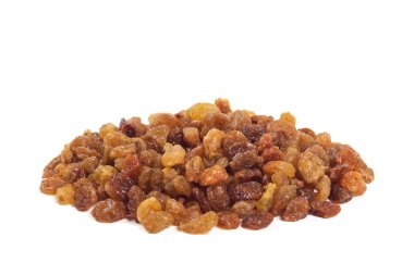 Beyaz arka plan üzerinde izole kuru üzüm yığını