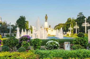 Kral Rama VI Lumpini park, Bangkok, Tayland önünde Anıtı