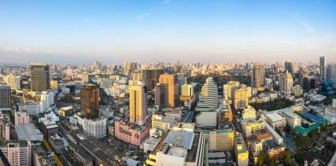 BANGKOK, THAILAND - 20 HAZİRAN 2017: Bangkok 'taki gökdelenlerin en üst manzarası barın çatısından Cloud 47, Bangkok, Tayland