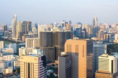 BANGKOK, THAILAND - 20 HAZİRAN 2017: Bangkok 'taki gökdelenlerin en üst manzarası barın çatısından Cloud 47, Bangkok, Tayland