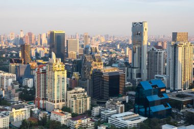 BANGKOK, THAILAND - 20 HAZİRAN 2017: Bangkok 'taki gökdelenlerin en üst manzarası barın çatısından Cloud 47, Bangkok, Tayland