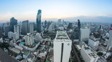 BANGKOK, THAILAND - 20 HAZİRAN 2017: Bangkok 'taki gökdelenlerin en üst manzarası barın çatısından Cloud 47, Bangkok, Tayland