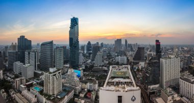 BANGKOK, THAILAND - 20 HAZİRAN 2017: Bangkok 'taki gökdelenlerin en üst manzarası barın çatısından Cloud 47, Bangkok, Tayland