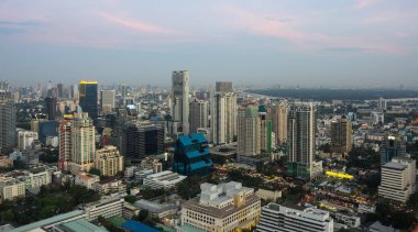 BANGKOK, THAILAND - 20 HAZİRAN 2017: Bangkok 'taki gökdelenlerin en üst manzarası barın çatısından Cloud 47, Bangkok, Tayland