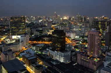 Merkez İlçe Bangkok Tayland gece gökdelenlerin üstten görünüm