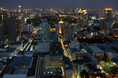 Merkez İlçe Bangkok Tayland gece gökdelenlerin üstten görünüm