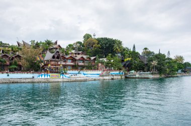 Sumatra, Endonezya - 22 Ocak 2017: Ada görünümünü Samosir Lake Toba üzerinde yer alan Endonezya Sumatra Adası kuzeyinde ortasında
