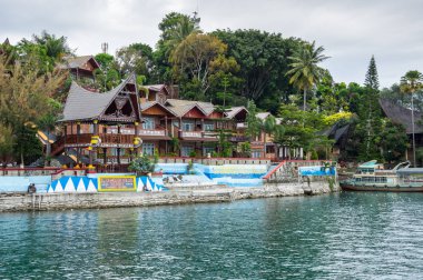 Sumatra, Endonezya - 22 Ocak 2017: Ada görünümünü Samosir Lake Toba üzerinde yer alan Endonezya Sumatra Adası kuzeyinde ortasında