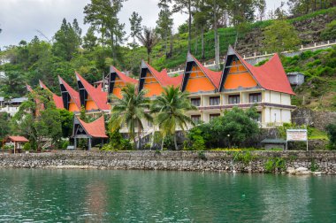 Sumatra, Endonezya - 22 Ocak 2017: Ada görünümünü Samosir Lake Toba üzerinde bulunan Sumatra, Endonezya Endonezya Adası kuzeyinde ortasında