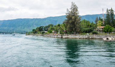 Ada Samosir görünümünü Lake Toba Kuzey Sumatra, Endonezya Endonezya Adası ortasında bulunan üzerinde