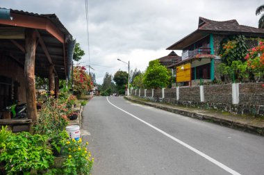 Sumatra, Endonezya - 22 Ocak 2017: Köyün saklardı evlerin Adası Samosir, Lake Toba, Endonezya görünüm