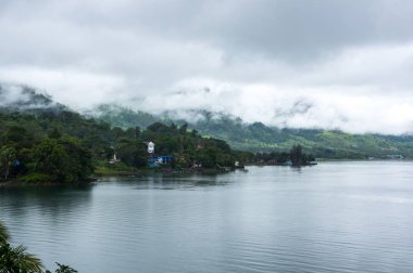 Ada Samosir görünümünü Lake Toba Kuzey Sumatra, Endonezya Endonezya Adası ortasında bulunan üzerinde