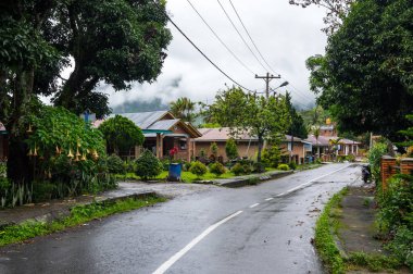 Sumatra, Endonezya - 23 Ocak 2017: Ada Samosir, Lake Toba, Sumatra, Endonezya görünüm köyü saklardı evlerin